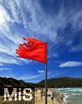 23.07.2025,  Beliebtes Reiseziel der Deutschen, Mallorca. Hier Cala Ratjada am Strand Cala Agulla. Die Rote Flagge steht am Strand, weiss-rote Flatterbnder sperren den Strandabschnitt aufgrund zu gefhrlicher Wellen und Brandung ab.   