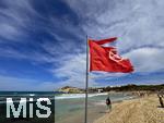 23.07.2025,  Beliebtes Reiseziel der Deutschen, Mallorca. Hier Cala Ratjada am Strand Cala Agulla. Die Rote Flagge steht am Strand, weiss-rote Flatterbnder sperren den Strandabschnitt aufgrund zu gefhrlicher Wellen und Brandung ab.    
