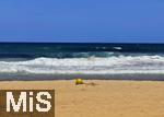 23.07.2025,  Beliebtes Reiseziel der Deutschen, Mallorca. Hier Cala Ratjada am Strand Cala Agulla. Wellen und Brandung am Sandstrand.