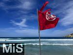 23.07.2025,  Beliebtes Reiseziel der Deutschen, Mallorca. Hier Cala Ratjada am Strand Cala Agulla. Die Rote Flagge steht am Strand, weiss-rote Flatterbnder sperren den Strandabschnitt aufgrund zu gefhrlicher Wellen und Brandung ab.   