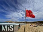 23.07.2025,  Beliebtes Reiseziel der Deutschen, Mallorca. Hier Cala Ratjada am Strand Cala Agulla. Die Rote Flagge steht am Strand, weiss-rote Flatterbnder sperren den Strandabschnitt aufgrund zu gefhrlicher Wellen und Brandung ab.   