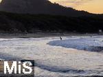 23.07.2025,  Beliebtes Reiseziel der Deutschen, Mallorca. Hier Cala Ratjada, Surfer am Strand Cala Agulla im Abendrot.