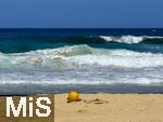 23.07.2025,  Beliebtes Reiseziel der Deutschen, Mallorca. Hier Cala Ratjada am Strand Cala Agulla. Wellen und Brandung am Sandstrand.
