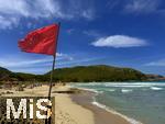 23.07.2025,  Beliebtes Reiseziel der Deutschen, Mallorca. Hier Cala Ratjada am Strand Cala Agulla. Die Rote Flagge steht am Strand, weiss-rote Flatterbnder sperren den Strandabschnitt aufgrund zu gefhrlicher Wellen und Brandung ab.   