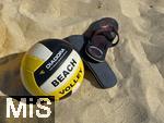 23.07.2025,  Beliebtes Reiseziel der Deutschen, Mallorca. Hier Cala Ratjada am Strand Cala Agulla. Beachvolleyball und Badeschlappen am Sandstrand.