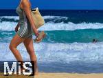 23.07.2025,  Beliebtes Reiseziel der Deutschen, Mallorca. Hier Cala Ratjada am Strand Cala Agulla. Frau luft am Strand entlang, weiss-rote Flatterbnder sperren den Strandabschnitt aufgrund zu gefhrlicher Wellen und Brandung ab.   