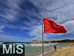 23.07.2025,  Beliebtes Reiseziel der Deutschen, Mallorca. Hier Cala Ratjada am Strand Cala Agulla. Die Rote Flagge steht am Strand, weiss-rote Flatterbnder sperren den Strandabschnitt aufgrund zu gefhrlicher Wellen und Brandung ab.   