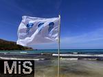 23.07.2025,  Beliebtes Reiseziel der Deutschen, Mallorca. Hier Cala Ratjada am Strand Cala Agulla. Die Weisse Flagge mit Quallen-Aufdruck steht am Strand, das soll eine Warnung vor den unangenehmen Feuerquallen im Wasser sein.