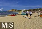 23.07.2025,  Beliebtes Reiseziel der Deutschen, Mallorca. Hier Cala Ratjada am Strand Cala Agulla. Polizisten der Policia Local laufen Streife am Strand Cala Agulla und suchen nach verbotenen fliegenden Hndlern und Glasflaschen mit alkoholischen Getrnken. 