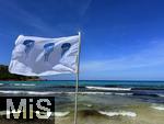 23.07.2025,  Beliebtes Reiseziel der Deutschen, Mallorca. Hier Cala Ratjada am Strand Cala Agulla. Die Weisse Flagge mit Quallen-Aufdruck steht am Strand, das soll eine Warnung vor den unangenehmen Feuerquallen im Wasser sein.