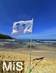 23.07.2025,  Beliebtes Reiseziel der Deutschen, Mallorca. Hier Cala Ratjada am Strand Cala Agulla. Die Weisse Flagge mit Quallen-Aufdruck steht am Strand, das soll eine Warnung vor den unangenehmen Feuerquallen im Wasser sein.