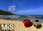 23.07.2025,  Beliebtes Reiseziel der Deutschen, Mallorca. Hier Cala Ratjada am Strand Cala Agulla. Die Weisse Flagge mit Quallen-Aufdruck steht am Strand, das soll eine Warnung vor den unangenehmen Feuerquallen im Wasser sein.