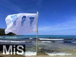 23.07.2025,  Beliebtes Reiseziel der Deutschen, Mallorca. Hier Cala Ratjada am Strand Cala Agulla. Die Weisse Flagge mit Quallen-Aufdruck steht am Strand, das soll eine Warnung vor den unangenehmen Feuerquallen im Wasser sein.