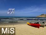 23.07.2025,  Beliebtes Reiseziel der Deutschen, Mallorca. Hier Cala Ratjada am Strand Cala Agulla. Die Weisse Flagge mit Quallen-Aufdruck steht am Strand, das soll eine Warnung vor den unangenehmen Feuerquallen im Wasser sein.