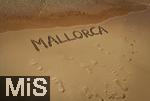 23.07.2025,  Beliebtes Reiseziel der Deutschen, Mallorca. Hier Cala Ratjada am Strand Cala Agulla. MALLORCA Schrifzug im Sandstrand (Bildmontage) 