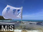 23.07.2025,  Beliebtes Reiseziel der Deutschen, Mallorca. Hier Cala Ratjada am Strand Cala Agulla. Die Weisse Flagge mit Quallen-Aufdruck steht am Strand, das soll eine Warnung vor den unangenehmen Feuerquallen im Wasser sein.