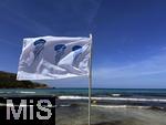 23.07.2025,  Beliebtes Reiseziel der Deutschen, Mallorca. Hier Cala Ratjada am Strand Cala Agulla. Die Weisse Flagge mit Quallen-Aufdruck steht am Strand, das soll eine Warnung vor den unangenehmen Feuerquallen im Wasser sein.