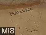 23.07.2025,  Beliebtes Reiseziel der Deutschen, Mallorca. Hier Cala Ratjada am Strand Cala Agulla. MALLORCA Schrifzug im Sandstrand (Bildmontage) 