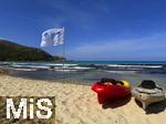 23.07.2025,  Beliebtes Reiseziel der Deutschen, Mallorca. Hier Cala Ratjada am Strand Cala Agulla. Die Weisse Flagge mit Quallen-Aufdruck steht am Strand, das soll eine Warnung vor den unangenehmen Feuerquallen im Wasser sein.