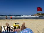 23.07.2025,  Beliebtes Reiseziel der Deutschen, Mallorca. Hier Cala Ratjada am Strand Cala Agulla. Mder Urlauber liegt mit Beachvolleyball am Sandstrand.