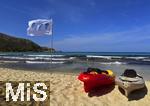 23.07.2025,  Beliebtes Reiseziel der Deutschen, Mallorca. Hier Cala Ratjada am Strand Cala Agulla. Die Weisse Flagge mit Quallen-Aufdruck steht am Strand, das soll eine Warnung vor den unangenehmen Feuerquallen im Wasser sein.