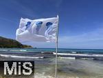 23.07.2025,  Beliebtes Reiseziel der Deutschen, Mallorca. Hier Cala Ratjada am Strand Cala Agulla. Die Weisse Flagge mit Quallen-Aufdruck steht am Strand, das soll eine Warnung vor den unangenehmen Feuerquallen im Wasser sein.