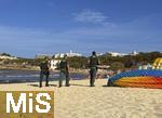 23.07.2025,  Beliebtes Reiseziel der Deutschen, Mallorca. Hier Cala Ratjada am Strand Cala Agulla. Security-Mitarbeiter der Guardia Civil laufen Streife am Strand Cala Agulla und suchen nach verbotenen fliegenden Hndlern und Glasflaschen mit alkoholischen Getrnken. 