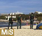 23.07.2025,  Beliebtes Reiseziel der Deutschen, Mallorca. Hier Cala Ratjada am Strand Cala Agulla. Security-Mitarbeiter der Guardia Civil laufen Streife am Strand Cala Agulla und suchen nach verbotenen fliegenden Hndlern und Glasflaschen mit alkoholischen Getrnken. 