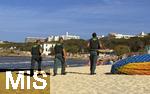 23.07.2025,  Beliebtes Reiseziel der Deutschen, Mallorca. Hier Cala Ratjada am Strand Cala Agulla. Security-Mitarbeiter der Guardia Civil laufen Streife am Strand Cala Agulla und suchen nach verbotenen fliegenden Hndlern und Glasflaschen mit alkoholischen Getrnken. 
