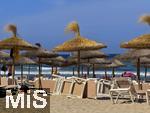 23.07.2025,  Beliebtes Reiseziel der Deutschen, Mallorca. Hier Cala Ratjada am Strand Cala Agulla. Die traditionellen Sonnenschirme aus Stroh mit den Sonnenliegen.