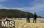 23.07.2025,  Beliebtes Reiseziel der Deutschen, Mallorca. Hier Cala Ratjada am Strand Cala Agulla. Security-Mitarbeiter der Guardia Civil laufen Streife am Strand Cala Agulla und suchen nach verbotenen fliegenden Hndlern und Glasflaschen mit alkoholischen Getrnken. 