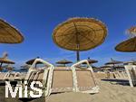 23.07.2025,  Beliebtes Reiseziel der Deutschen, Mallorca. Hier Cala Ratjada am Strand Cala Agulla. Die traditionellen Sonnenschirme aus Stroh mit den Sonnenliegen. 