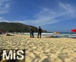 23.07.2025,  Beliebtes Reiseziel der Deutschen, Mallorca. Hier Cala Ratjada am Strand Cala Agulla. Security-Mitarbeiter der Guardia Civil laufen Streife am Strand Cala Agulla und suchen nach verbotenen fliegenden Hndlern und Glasflaschen mit alkoholischen Getrnken. 