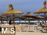 23.07.2025,  Beliebtes Reiseziel der Deutschen, Mallorca. Hier Cala Ratjada am Strand Cala Agulla. Die traditionellen Sonnenschirme aus Stroh mit den Sonnenliegen.