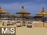 23.07.2025,  Beliebtes Reiseziel der Deutschen, Mallorca. Hier Cala Ratjada am Strand Cala Agulla. Die traditionellen Sonnenschirme aus Stroh mit den Sonnenliegen. 