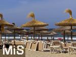 23.07.2025,  Beliebtes Reiseziel der Deutschen, Mallorca. Hier Cala Ratjada am Strand Cala Agulla. Die traditionellen Sonnenschirme aus Stroh mit den Sonnenliegen.