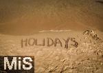 23.07.2025,  Beliebtes Reiseziel der Deutschen, Mallorca. Hier Cala Ratjada am Strand Cala Agulla. Holidays Schrifzug im Sandstrand (Bildmontage) 