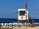 23.07.2025,  Beliebtes Reiseziel der Deutschen, Mallorca. Hier Cala Ratjada am Strand Cala Agulla. Die Rote Flagge am Huschen der Rettungsschwimmer wurde gehisst, zur Warnung der Schwimmer vor gefhrlichen Wellen und hoher Brandung.