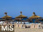 23.07.2025,  Beliebtes Reiseziel der Deutschen, Mallorca. Hier Cala Ratjada am Strand Cala Agulla. Die traditionellen Sonnenschirme aus Stroh mit den Sonnenliegen. 