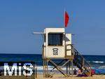 23.07.2025,  Beliebtes Reiseziel der Deutschen, Mallorca. Hier Cala Ratjada am Strand Cala Agulla. Die Rote Flagge am Huschen der Rettungsschwimmer wurde gehisst, zur Warnung der Schwimmer vor gefhrlichen Wellen und hoher Brandung.