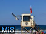 23.07.2025,  Beliebtes Reiseziel der Deutschen, Mallorca. Hier Cala Ratjada am Strand Cala Agulla. Die Rote Flagge am Huschen der Rettungsschwimmer wurde gehisst, zur Warnung der Schwimmer vor gefhrlichen Wellen und hoher Brandung.