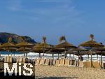 23.07.2025,  Beliebtes Reiseziel der Deutschen, Mallorca. Hier Cala Ratjada am Strand Cala Agulla. Die traditionellen Sonnenschirme aus Stroh mit den Sonnenliegen. 