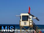 23.07.2025,  Beliebtes Reiseziel der Deutschen, Mallorca. Hier Cala Ratjada am Strand Cala Agulla. Die Rote Flagge am Huschen der Rettungsschwimmer wurde gehisst, zur Warnung der Schwimmer vor gefhrlichen Wellen und hoher Brandung.