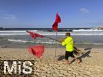 23.07.2025,  Beliebtes Reiseziel der Deutschen, Mallorca. Hier Cala Ratjada am Strand Cala Agulla. Die Rote Flagge wurde am Strand von einem Rettungsschwimmer gehisst, zur Warnung der Schwimmer vor gefhrlichen Wellen und hoher Brandung.