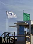 23.07.2025,  Beliebtes Reiseziel der Deutschen, Mallorca. Hier Cala Ratjada am Strand Cala Agulla. Die Weisse Flagge mit Quallen-Aufdruck steht am Strand, das soll eine Warnung vor den unangenehmen Feuerquallen im Wasser sein.