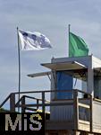 23.07.2025,  Beliebtes Reiseziel der Deutschen, Mallorca. Hier Cala Ratjada am Strand Cala Agulla. Die Weisse Flagge mit Quallen-Aufdruck steht am Strand, das soll eine Warnung vor den unangenehmen Feuerquallen im Wasser sein.