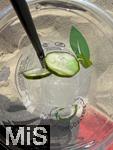 23.07.2025,  Beliebtes Reiseziel der Deutschen, Mallorca. Hier Cala Ratjada am Strand Cala Agulla. Getrnkebecher aus Plastik mit Gin-Tonic und Gurken.