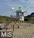 23.07.2025,  Beliebtes Reiseziel der Deutschen, Mallorca. Hier Cala Ratjada am Strand Cala Agulla. Die Weisse Flagge mit Quallen-Aufdruck steht am Strand, das soll eine Warnung vor den unangenehmen Feuerquallen im Wasser sein.
