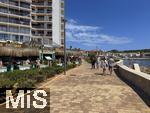 23.07.2025,  Beliebtes Reiseziel der Deutschen, Mallorca. Hier Cala Ratjada an der Hafenpromenade. Links das Strandrestaurant Martiki, betrieben von der deutschen TV-Auswanderin (Goodbye Deutschland)
Peggy Jerofke. 