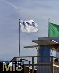 23.07.2025,  Beliebtes Reiseziel der Deutschen, Mallorca. Hier Cala Ratjada am Strand Cala Agulla. Die Weisse Flagge mit Quallen-Aufdruck steht am Strand, das soll eine Warnung vor den unangenehmen Feuerquallen im Wasser sein.